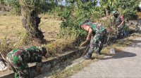 Prajurit TNI Ikut Gotong Royong Bersama Masyarakat Bersihkan Saluran Air di Jeneponto