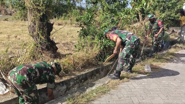 TNI di Jeneponto gotong royong bersama masyarakat bersihkan saluran air (Istimewa)