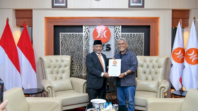 Ketua DPW PKS Sulsel Amri Arsyid bersama Presiden PKS Ahmad Syaikhu. Ist