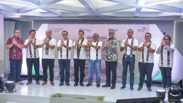 Foto bersama usai uji coba (rehearsal test) kesiapan infrastruktur dan layanan telekomunikasi di Balikpapan. Foto: Istimewa.