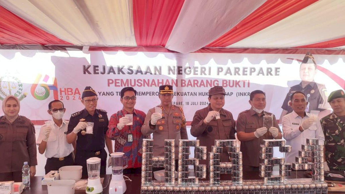 Kejari Parepare Musnahkan Ratusan Barang Bukti dan Barang Rampasan, Didominasi Rokok Ilegal