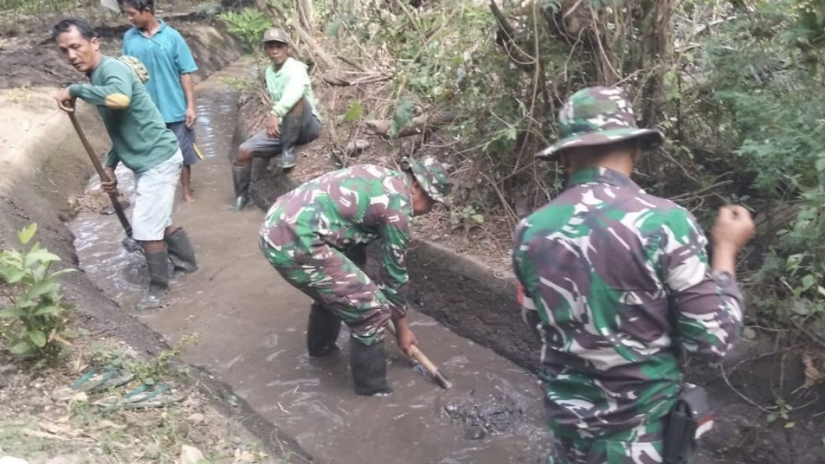 Pedulian Kebersihan Lingkungan, Babinsa Koramil Batang Ajak Warga Gotong Royong Pembersihan Saluran Air