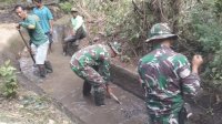 Pedulian Kebersihan Lingkungan, Babinsa Koramil Batang Ajak Warga Gotong Royong Pembersihan Saluran Air