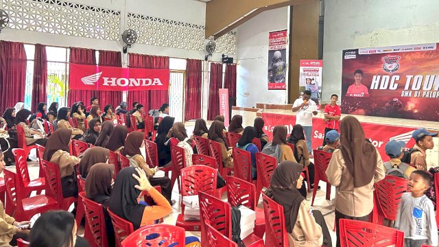 Pembalap M Badly hadir berbagi pengalaman dengan siswa SMKN 1 Palopo. Foto: Istimewa.