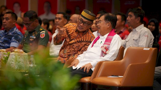 Ketua Umum PMI Jusuf Kalla bersama Prof Zudan di Makassar. Ist