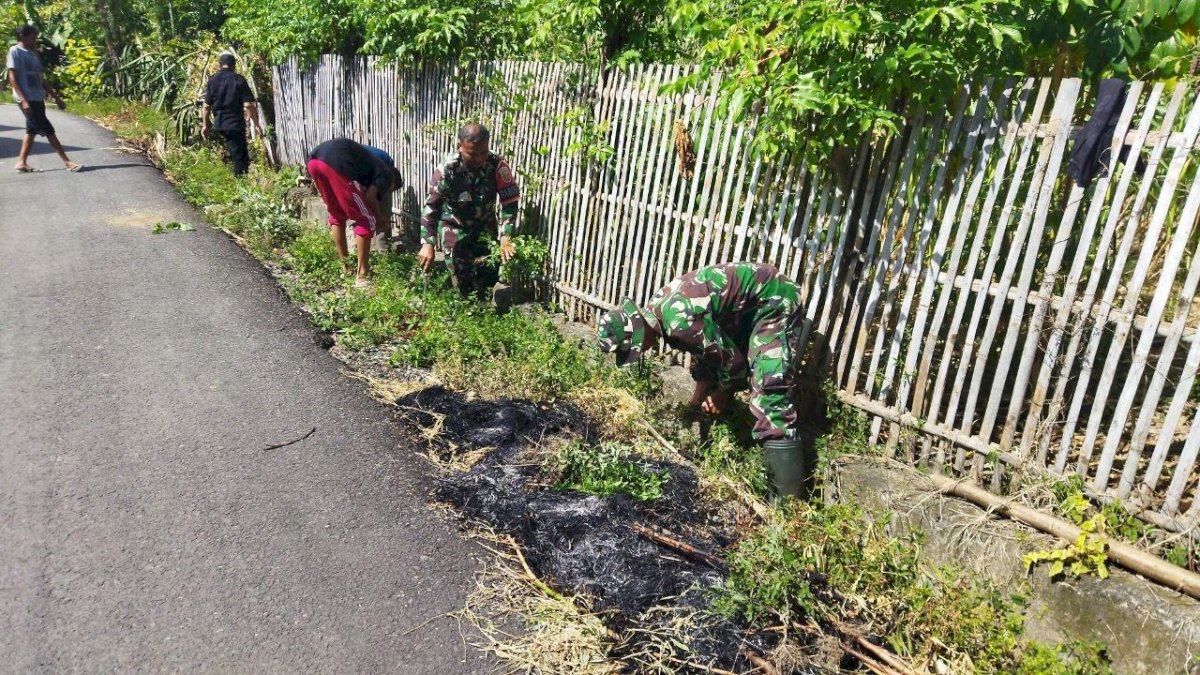 Saluran Air Tertimbun Tanah, Babinsa Koramil 1425-04/Kelara Ajak Warga Gotong Royong