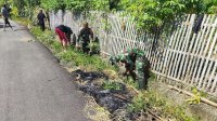 Saluran Air Tertimbun Tanah, Babinsa Koramil 1425-04/Kelara Ajak Warga Gotong Royong