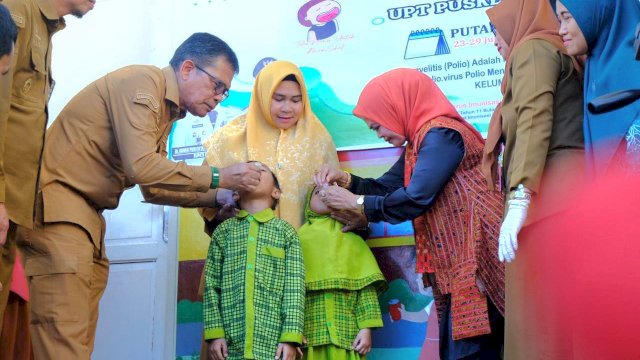 Wakil Ketua TP PKK Kabupaten Gowa Mussadiyah Rauf saat memberi imunisasi polio kepada anak di TK Al-Muhajirin. Foto: Istimewa.