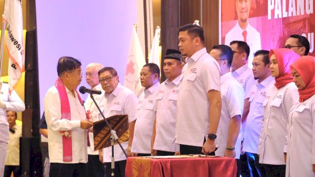 Adnan Purichta Ichsan dilantik jadi Ketua PMI Sulsel oleh HM Jusuf Kalla. Foto: Istimewa.