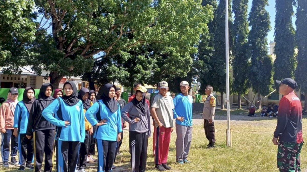 Sukseskan HUT RI Ke-79, Babinsa Koramil Batang Berikan Pelatihan Paskibra Tingkat Kecamatan