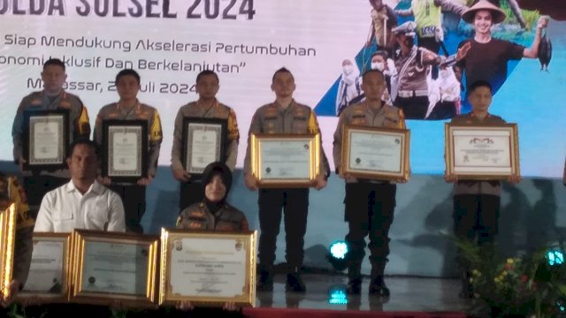 Kapolda Sulsel Irjen Pol Andi Rian R Djajadi serahkan penghargaan dari Kapolri kepada sejumlah Polres di Sulsel (Int)
