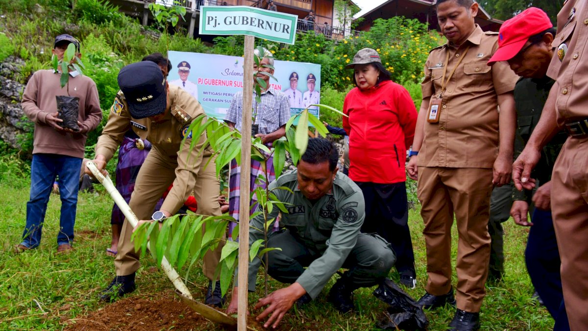 Prof Zudan dan Warga Lolai Tanam Berbagai Jenis Bibit Pohon di Negeri Atas Awan