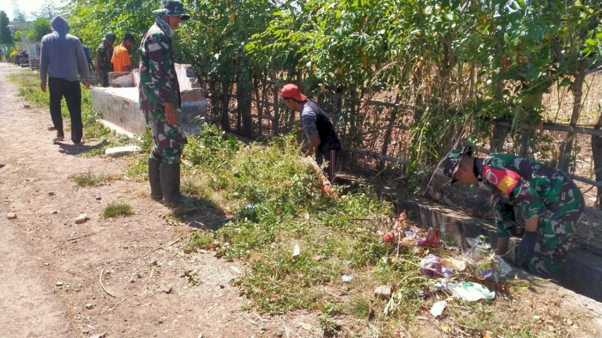 Peran Aktif Babinsa Koramil Kelara Gotong Royong Bersama Warga Bersihkan Saluran Air