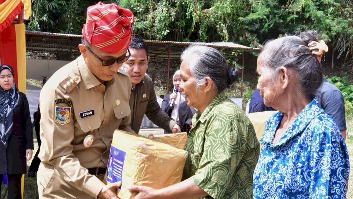 Pj Gubernur Prof Zudan Serahkan Bantuan ke Warga Toraj Utara Pasca Bencana