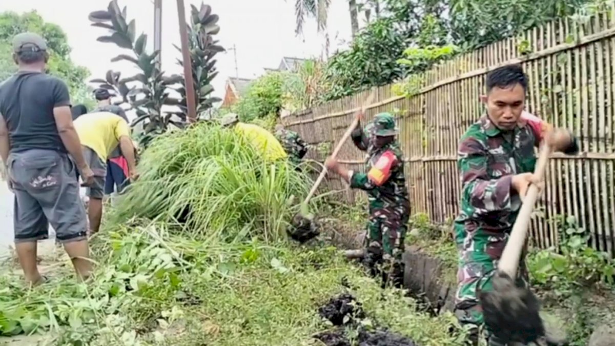 Bersama Aparat Pemerintah Kelurahan dan Masyarakat, Babinsa Koramil Binamu Gotong Royong Bersihkan Saluran Air