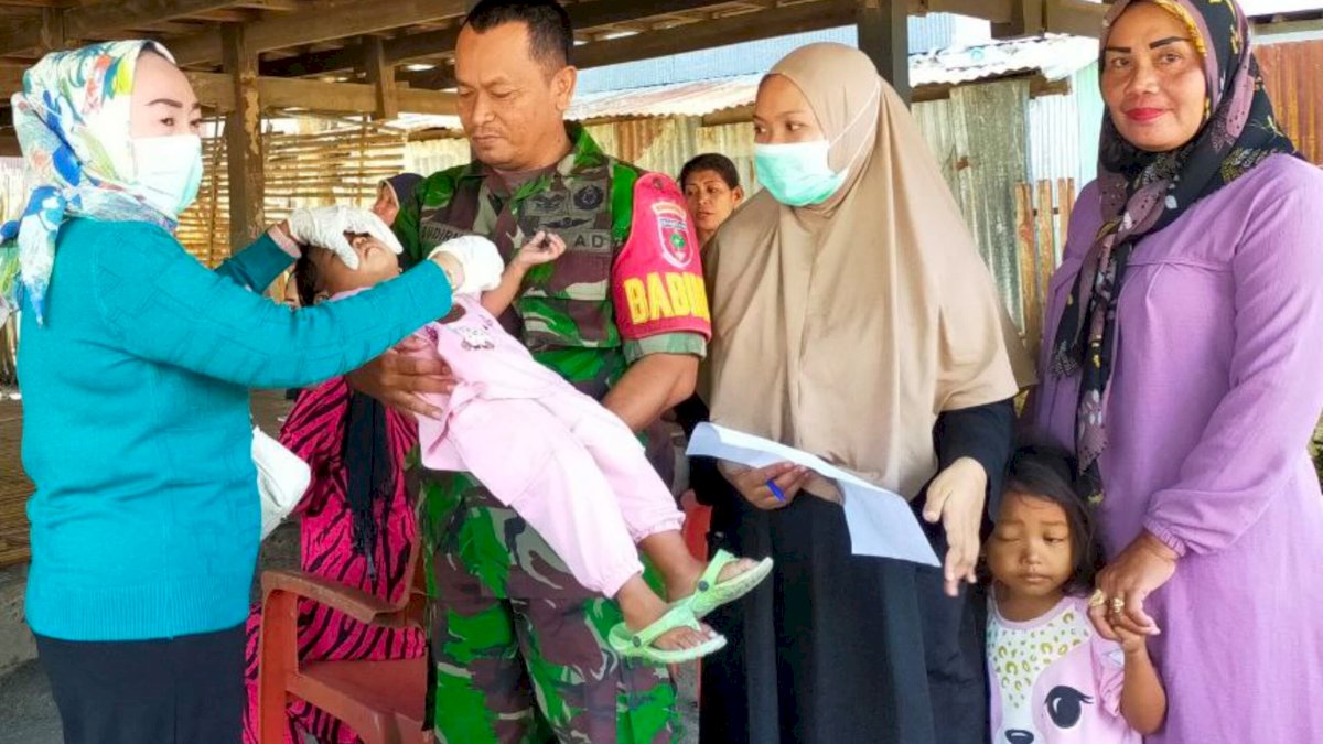 Dampingi Imunisasi Polio, Wujud Komitmen Babinsa Kodim 1425 Jeneponto Dukung Kesehatan Anak