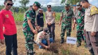 Personil Koramil Kelara Bersama Komponen Masyarakat Tanam 350 Bibit Pohon
