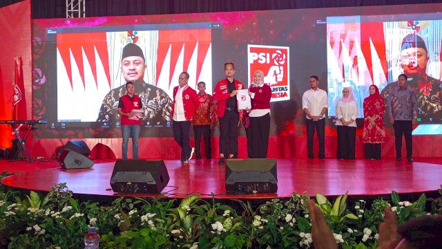 Ketua Umum PSI Kaesang Pangarep menyerahkan surat dukungan ke pasangan Sudirman-Fatma untuk maju di Pilgub Sulsel. Foto/SS