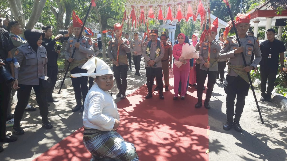 Tiba di Jeneponto, Kapolda Sulsel Disambut Adat Angngaru dan Tarian Paduppa