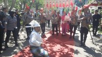 Tiba di Jeneponto, Kapolda Sulsel Disambut Adat Angngaru dan Tarian Paduppa