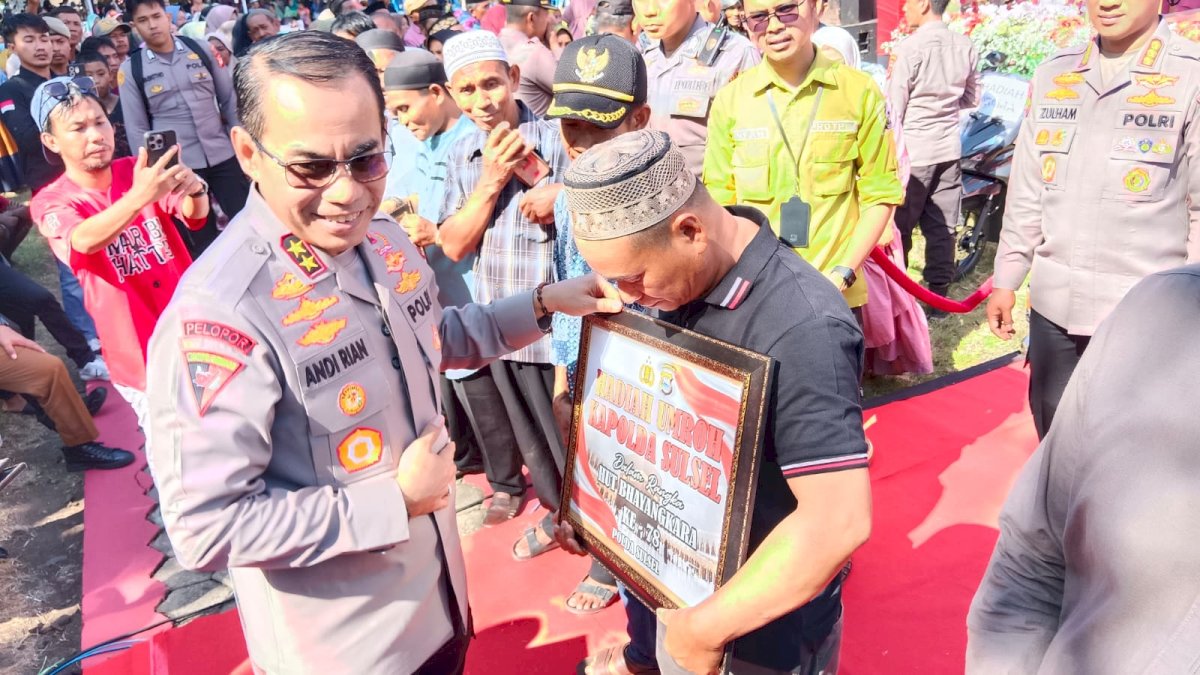 Berkunjung ke Jeneponto, Kapolda Sulsel Gelar Baksos dan Serahkan 10 Paket Umroh Untuk Penggali Kubur