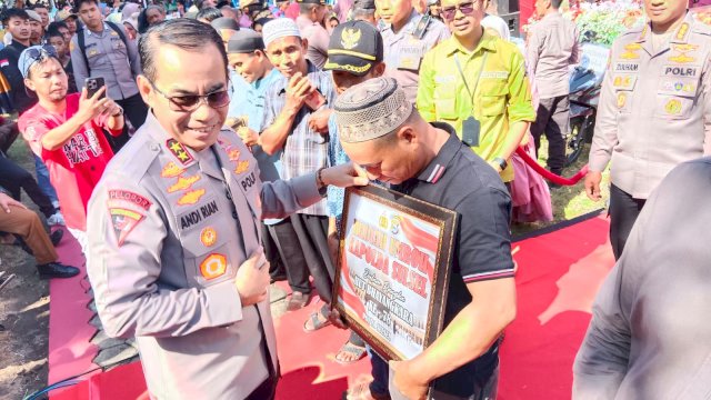 Kapolda Sulsel serahkan 10 paket umroh untuk penggali kubur di Jeneponto (Dedi/sulselsatu.com)