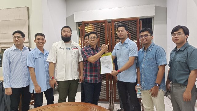 Ketua RPGM Sulsel, Fadel Muh Nurfiqra menyerahkab surat dukungan ke perwakilan tim pemenangan Sudirman-Fatma, Haerudin Nurman. Foto/SS