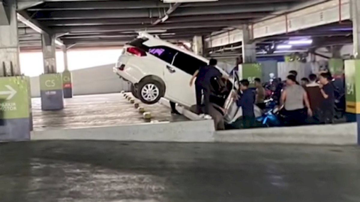 VIDEO: Mobil Nyungsep di Parkiran Living Plaza Pettarani Makassar