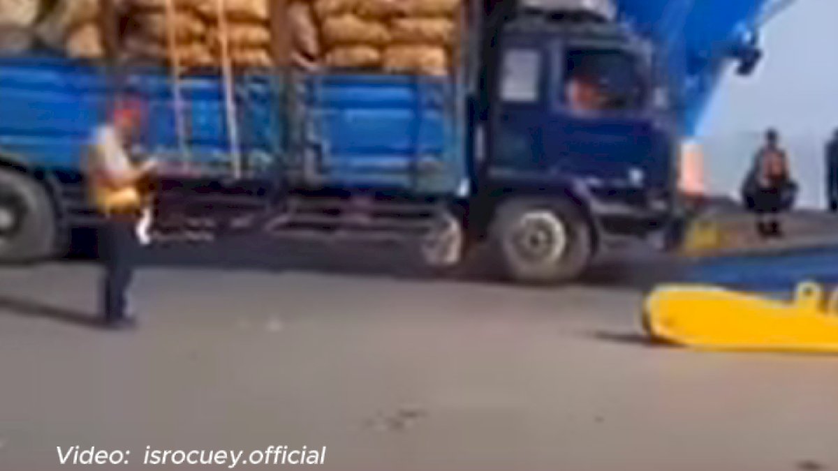 VIDEO:  Truk Patah Akibat Kelebihan Muatan Saat Masuk ke Kapal di Tanjuk Perak
