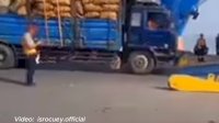 VIDEO: Truk Patah Akibat Kelebihan Muatan Saat Masuk ke Kapal di Tanjuk Perak