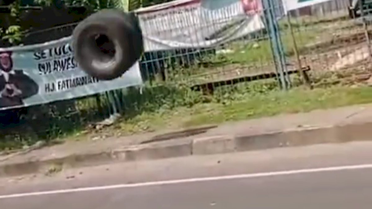 VIDEO: Ban Mobil Truck Terlepas di Poros Maros, Tabrak Gerobak hingga Rusak