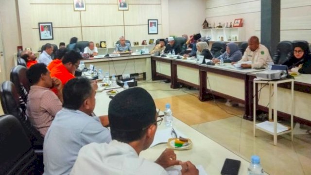 Wakil Ketua II DPRD Luwu Timur, H. Usman Sadik, memimpin Rapat Dengar Pendapat. Ist