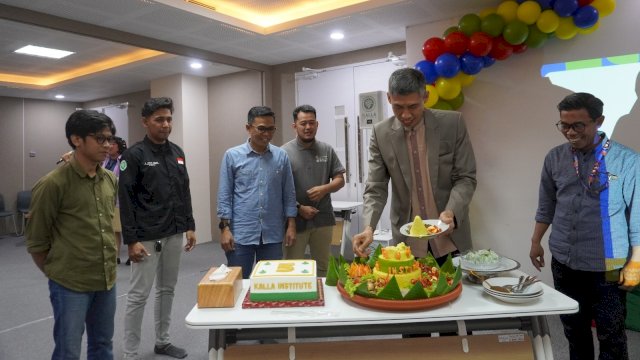 Pemotongan tumpeng perayaan dies natalis Kalla Institute ke-5 tahun. Foto: Istimewa.