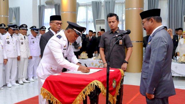Wakil Bupati Gowa Abdul Rauf Malaganni mengukuhkan perpanjangan dua tahun masa jabatan 66 kepala desa. Foto: Istimewa.