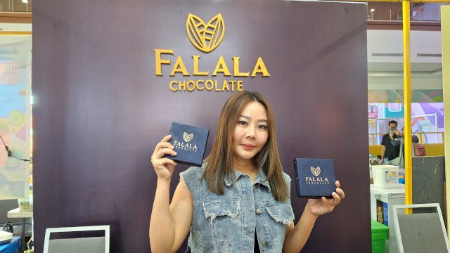 Owner LV Project Alvina Margareta saat foto di both Falala Chocolate dari Bali. Foto: Sri Wahyu Diastuti / Sulselsatu.com.