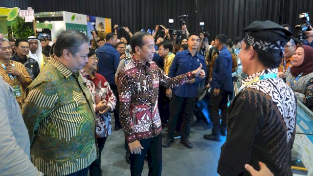 Presiden Jokowi saat mengunjungi booth PT Vale di LIKE 2. Foto: Istimewa.