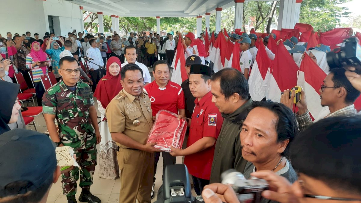 Pemkab Jeneponto Bagikan 10 Ribu Bendera Merah Putih ke Masyarakat Sambut HUT RI Ke-78