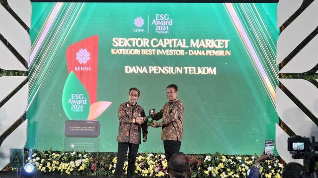 Dana pensiun Telkom raih penghargaan ESG Award 2024. Foto: Istimewa.