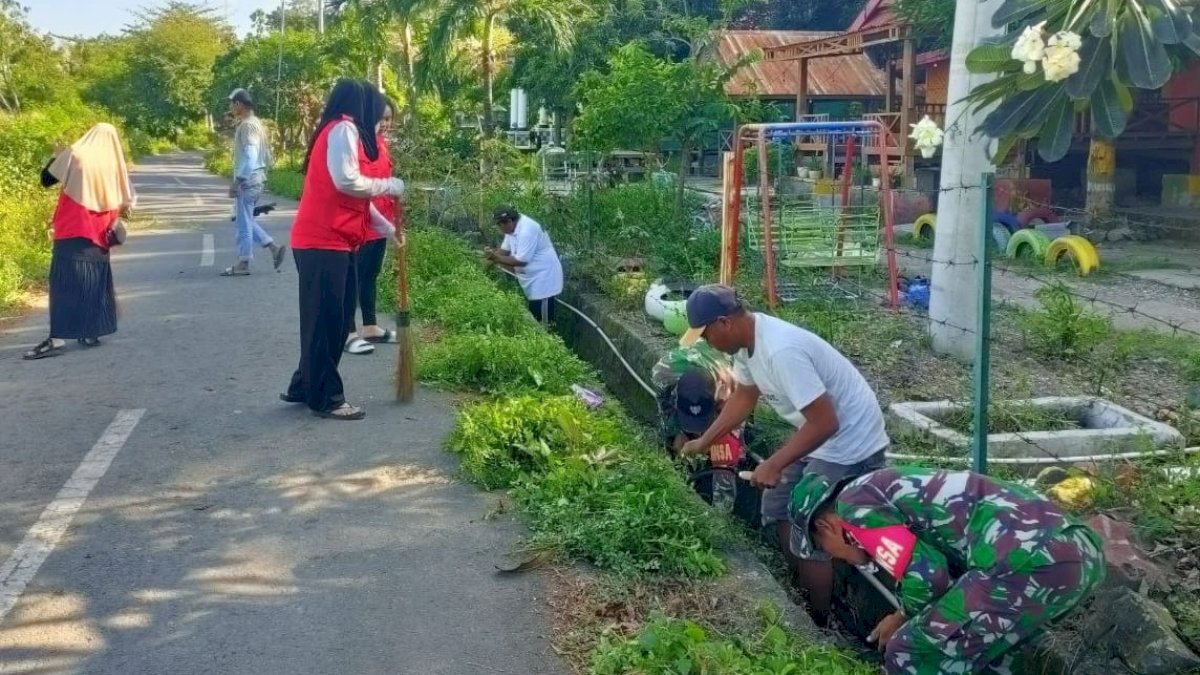 Babinsa Koramil Batang Gela Kerja Bakti Bersihkan Saluran Drainase Bersama Warga dan Mahasiswa KKN