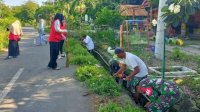 Babinsa Koramil Batang Gela Kerja Bakti Bersihkan Saluran Drainase Bersama Warga dan Mahasiswa KKN