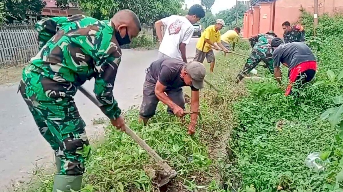 Bersatu Dalam Aksi Gotong Royong Babinsa Desa Tanjonga : Wujud Kepedulian, Kebersamaan dan Solidaritas