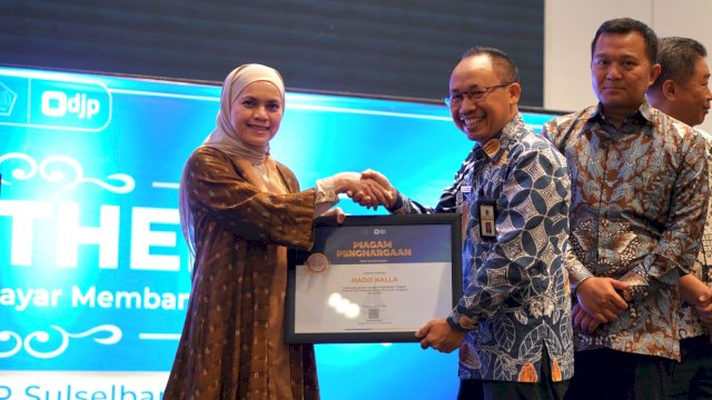 KALLA raih penghargaan dari DJP Sulselbartra atas setoran pajak terbesar. Foto: Istimewa.