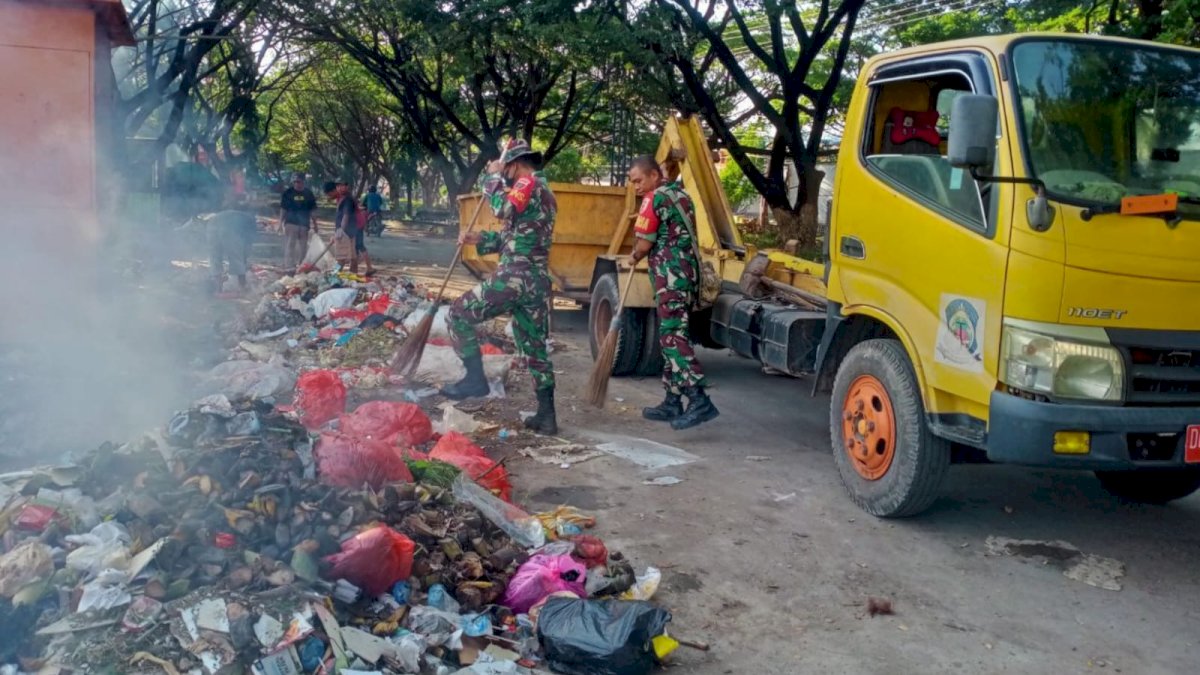 Pasar Karisa Terlihat Kumuh dan Kotor, Sejumlah TNI di Jeneponto Gelar Kerja Bakti Bersihkan Tumpukan Sampah
