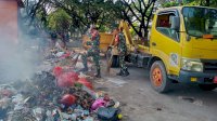 Pasar Karisa Terlihat Kumuh dan Kotor, Sejumlah TNI di Jeneponto Gelar Kerja Bakti Bersihkan Tumpukan Sampah