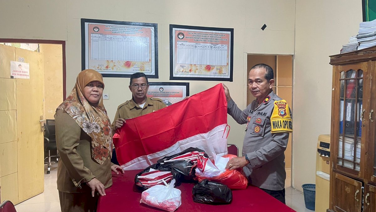 Jelang HUT RI Ke-79, Polres Jeneponto Bagikan 500 Lembar Bendera Merah Putih Ke Masyarakat