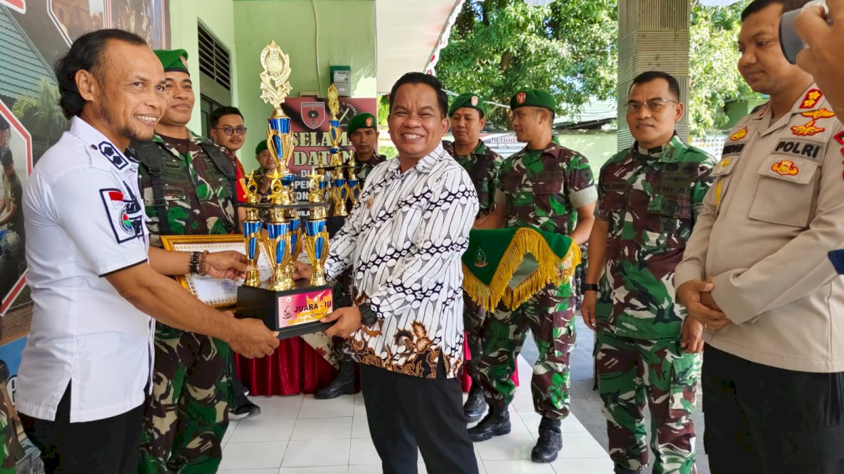 Dandim 1425 Jeneponto Dampingi Pj Bupati Jeneponto Serahkan Tropi dan Penghargaan Kampung Pancasila Tahun 2024