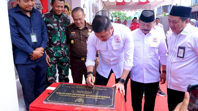 Bupati Gowa Adnan Purichta Ichsan yang juga Ketua PMI Sulsel meresmikan Markas PMI Gowa. Foto: Istimewa.