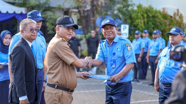 PDAM Makassar beri penghargaan kepada pegawai saat anniversary 1 abad. Foto: Istimewa.