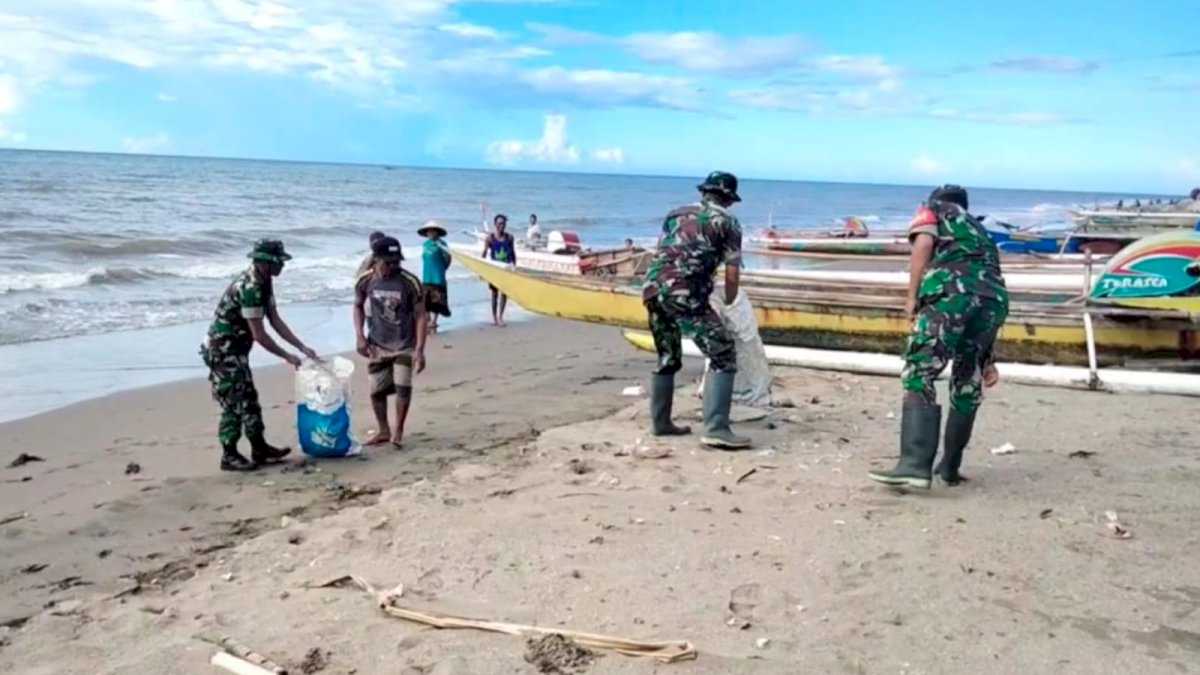 Personil Koramil Batang Jeneponto Gelar Gotong Royong Pembersihan Sampah Pesisir Pantai