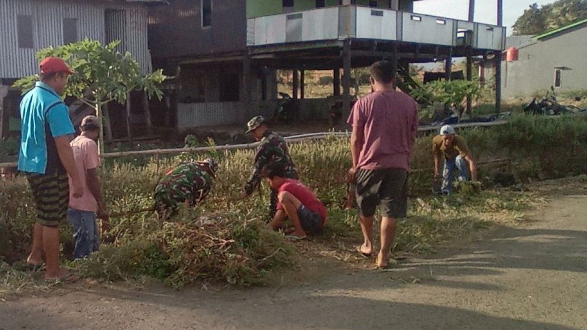 Sambut Peringatan HUT RI Ke-79, Babinsa Koramil 02/Bangkala Gotong Royong Bersihkan Saluran Air